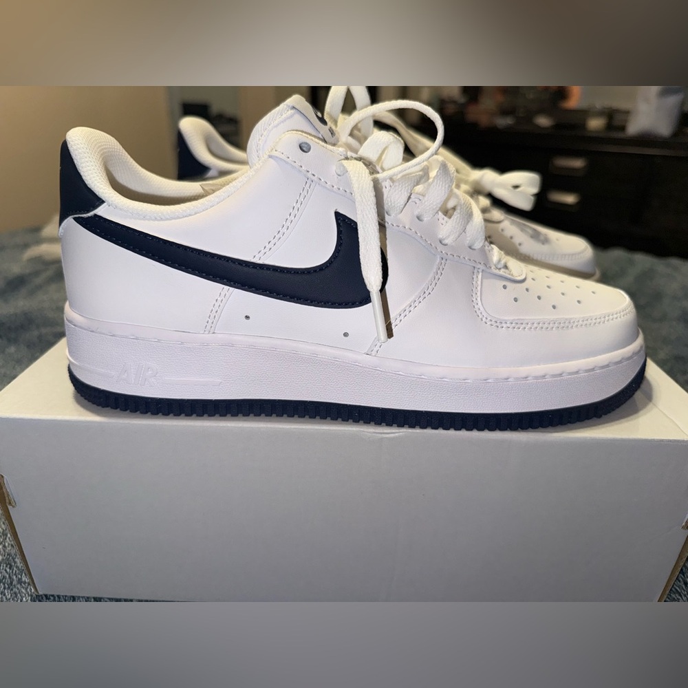 Nike Air Force 1 ’07 FJ4146-104 White/Midnight Navy – Men’s 9 (Wm’s 10.5) – NWT